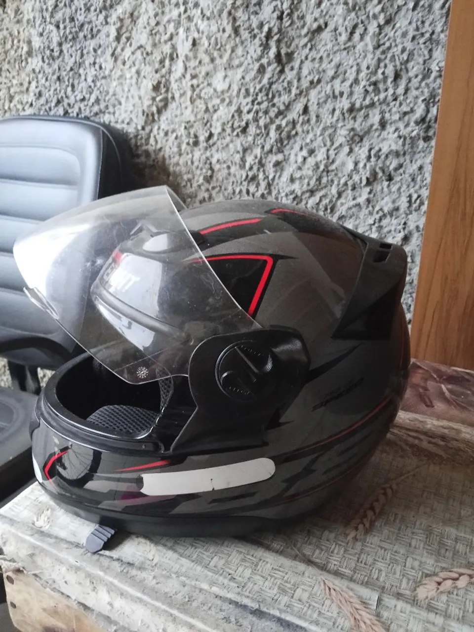 Capacete de moto preto com viseira