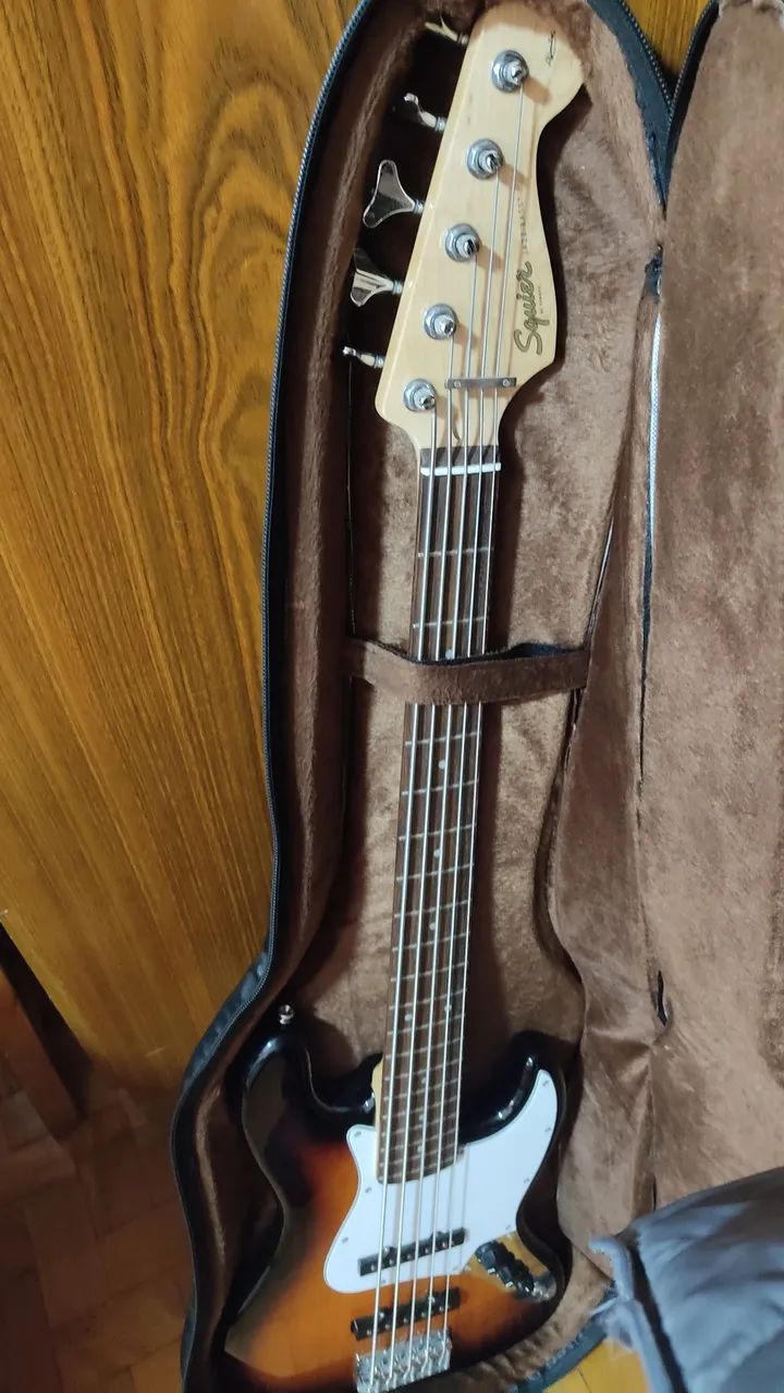 Baixo Fender Jazz Bass Squier Sunburst 5 cordas - Foto 5