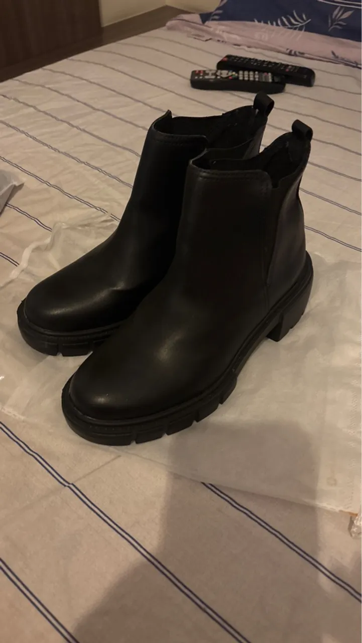 Botas Chelsea Tratoradas em Couro Sintético - Elegância e Conforto