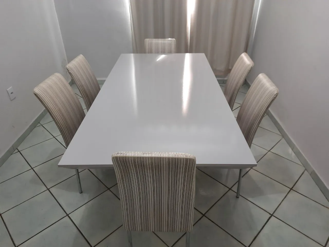 Mesa de Jantar Elegante com 6 Cadeiras