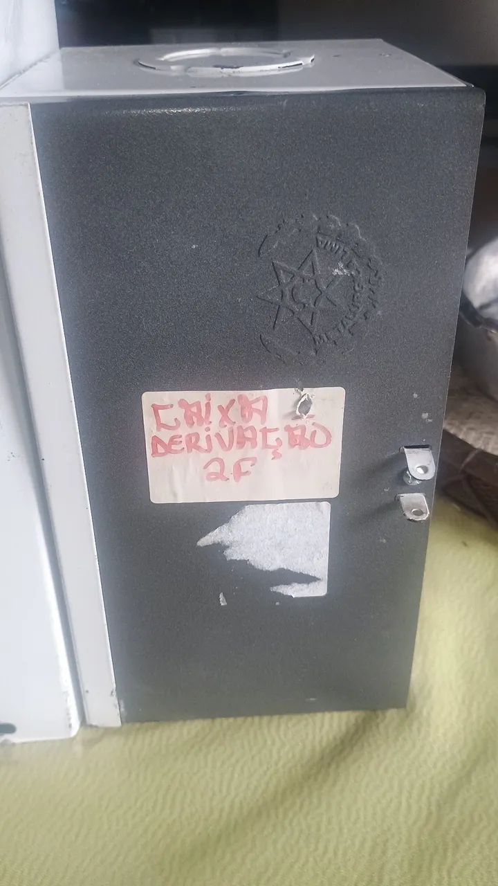 Vendo esse kit de uma caixa de luz monofásica e uma caixa de derivação 