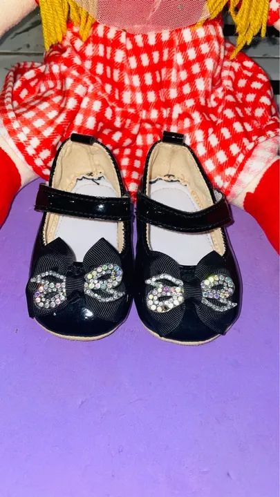 50,00as dois Sapatinhos de Bebê com Laço de Strass - Branco e Preto - Foto 4