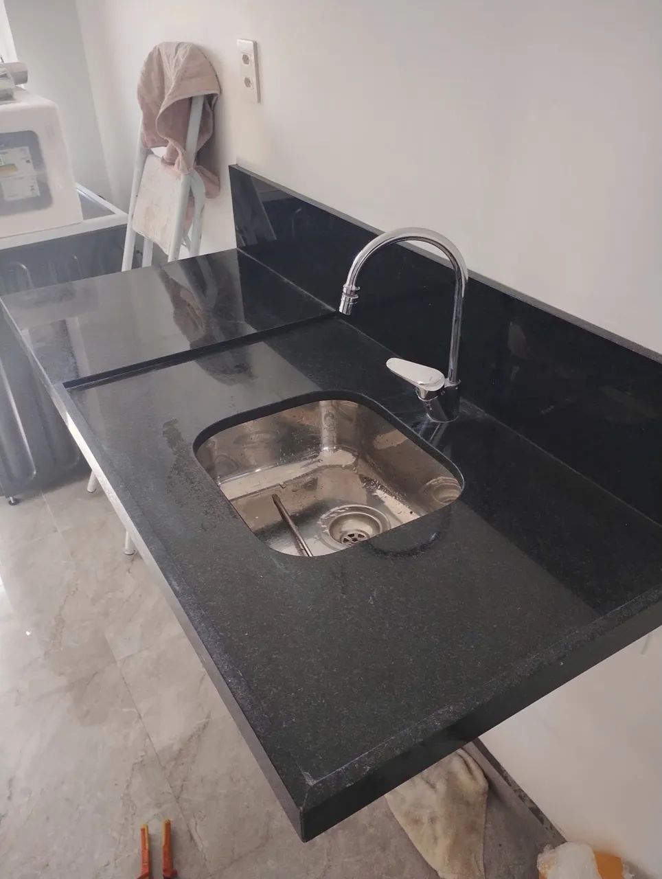 Pia de Granito Preta área seca e molhada + Cuba inox tramontina + torneira  - Foto 4