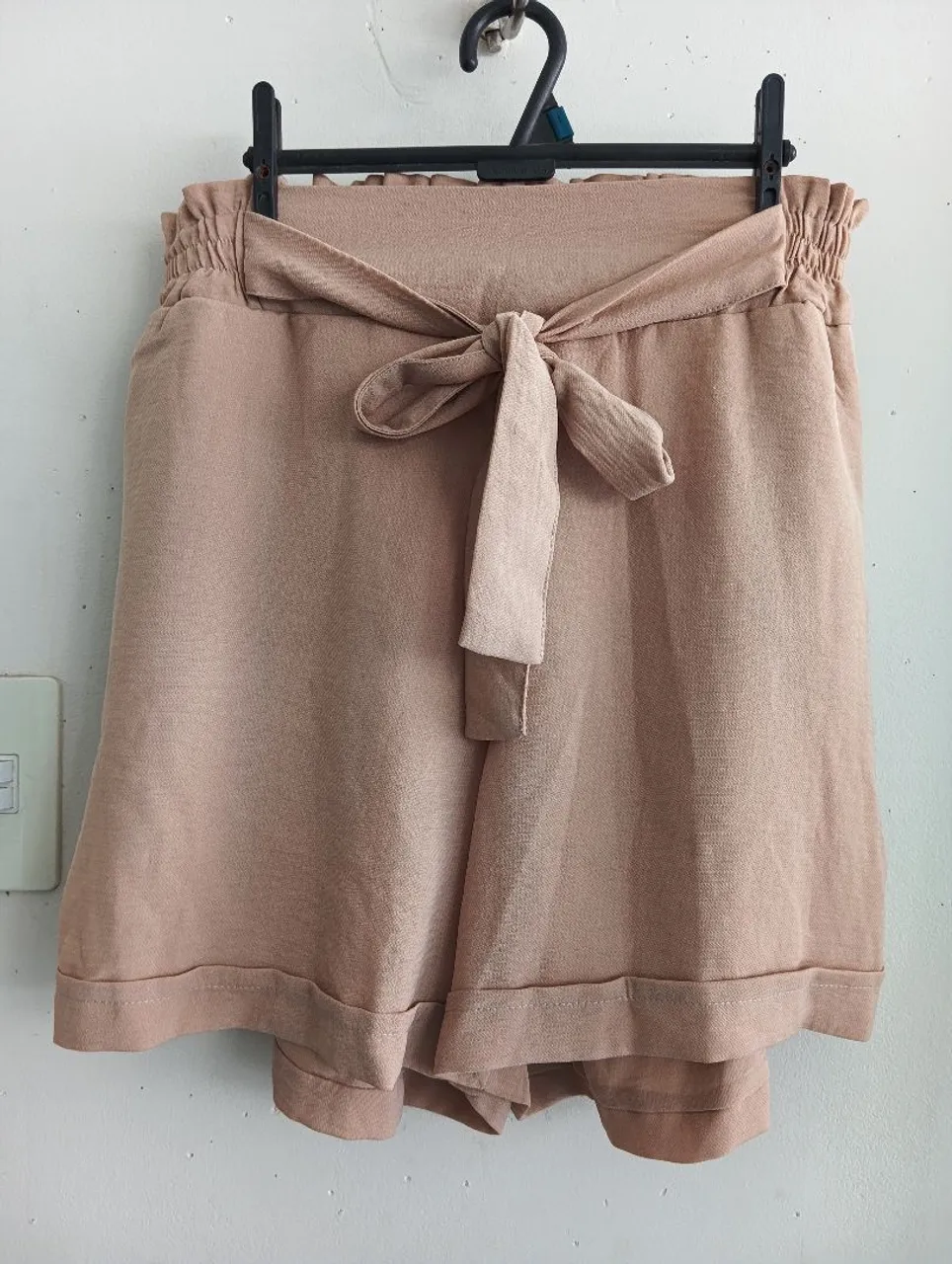 Short feminino bege com amarração na cintura