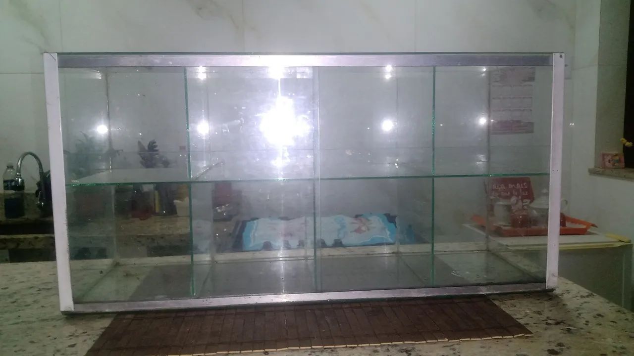 Vitrine Expositora de Vidro com Prateleiras Baleiro. 