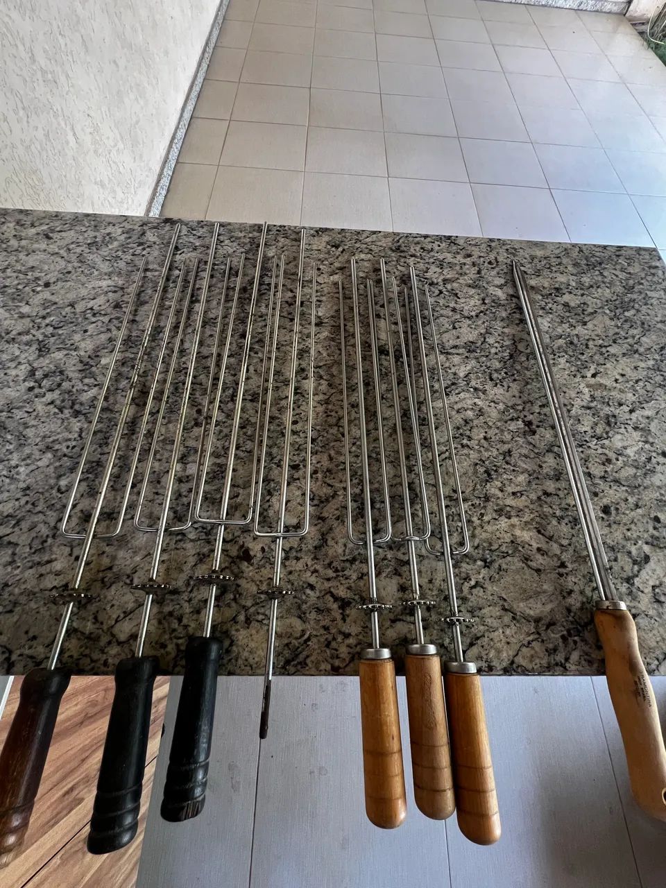 Rotating trident skewers for grill64294488575363123