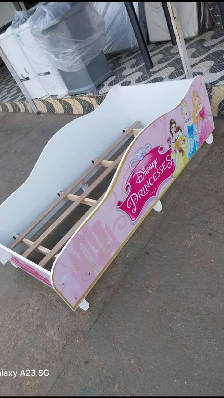 Mini cama infantil carrinho com colchão e pezinhos 