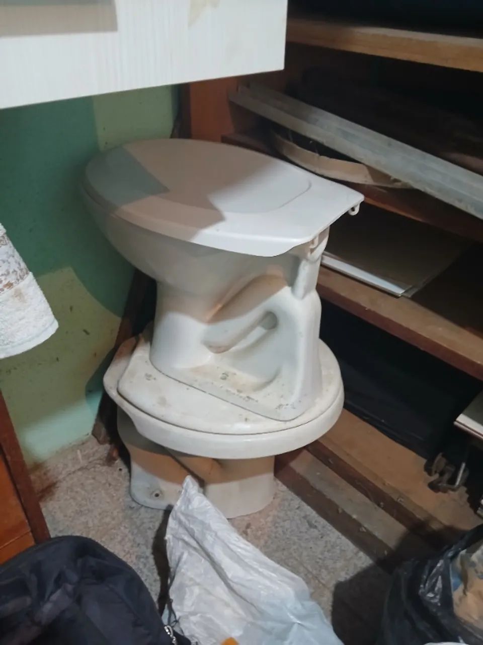Vaso sanitarios e botas de borracha