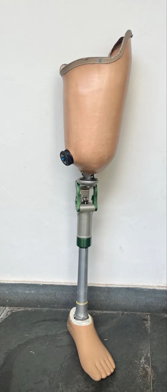 Prótese transfemural perna esquerda