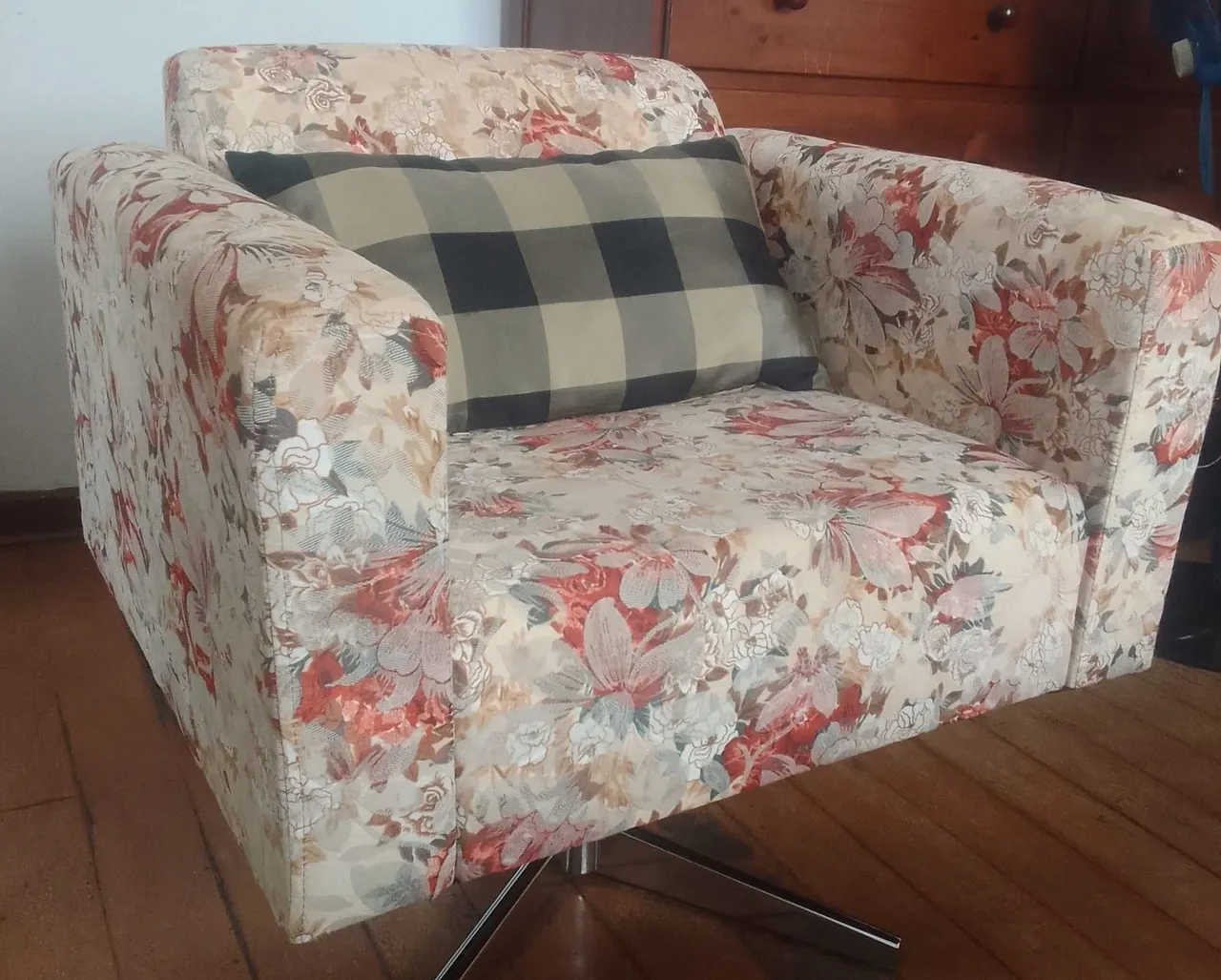 Poltrona Giratória Floral com Almofada