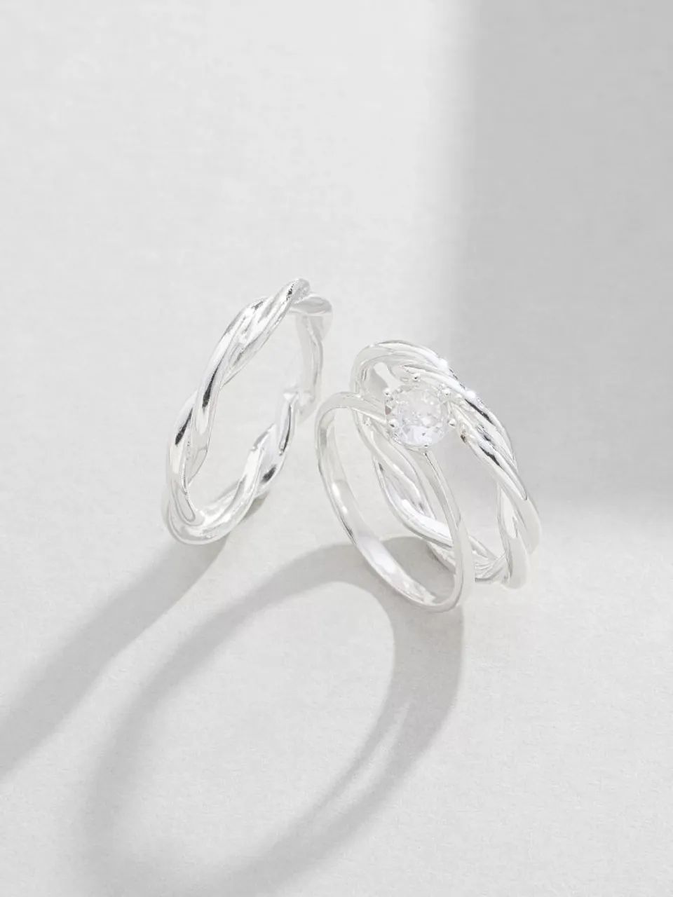 Par de alianças de prata com zircônia - Foto 3