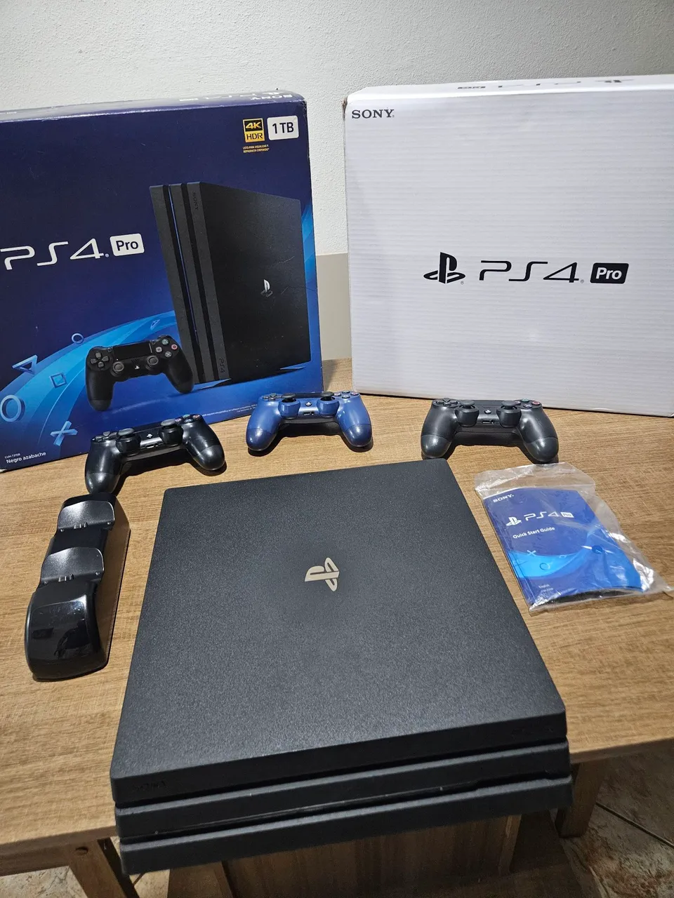 PlayStation 4 Pro 1TB Completo - 3 Controles!
