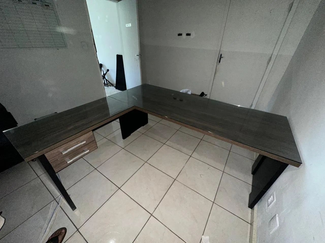 Mesa Em L Para Escritório - C/2 Gavetas - COM VIDRO - Foto 2