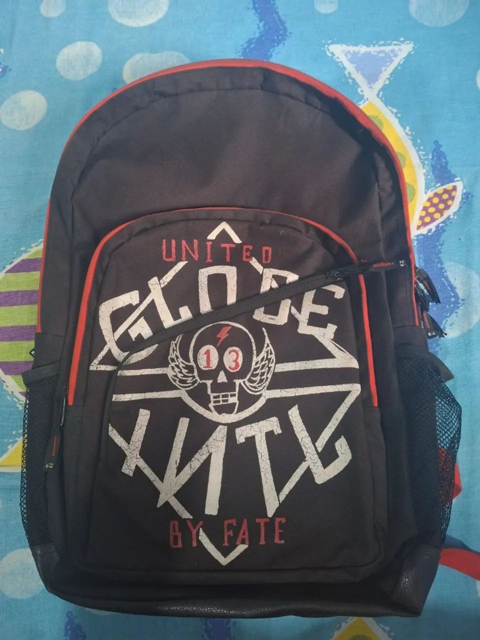 Mochila Globe preta com detalhes em vermelho