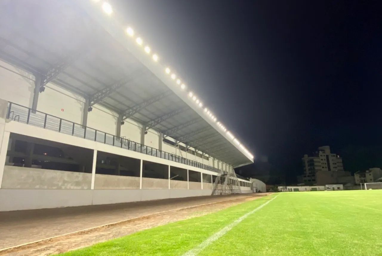 Iluminação e instalação pra campo de futebol estádio arena  - Foto 6