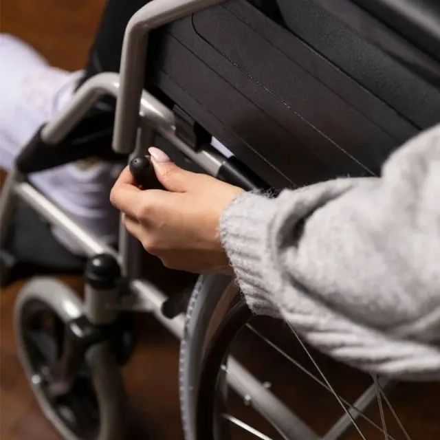 Cadeira de Rodas D100 Dellamed | Dobrável, Leve e Resistente | Entrega Gratis Manaus - Foto 4