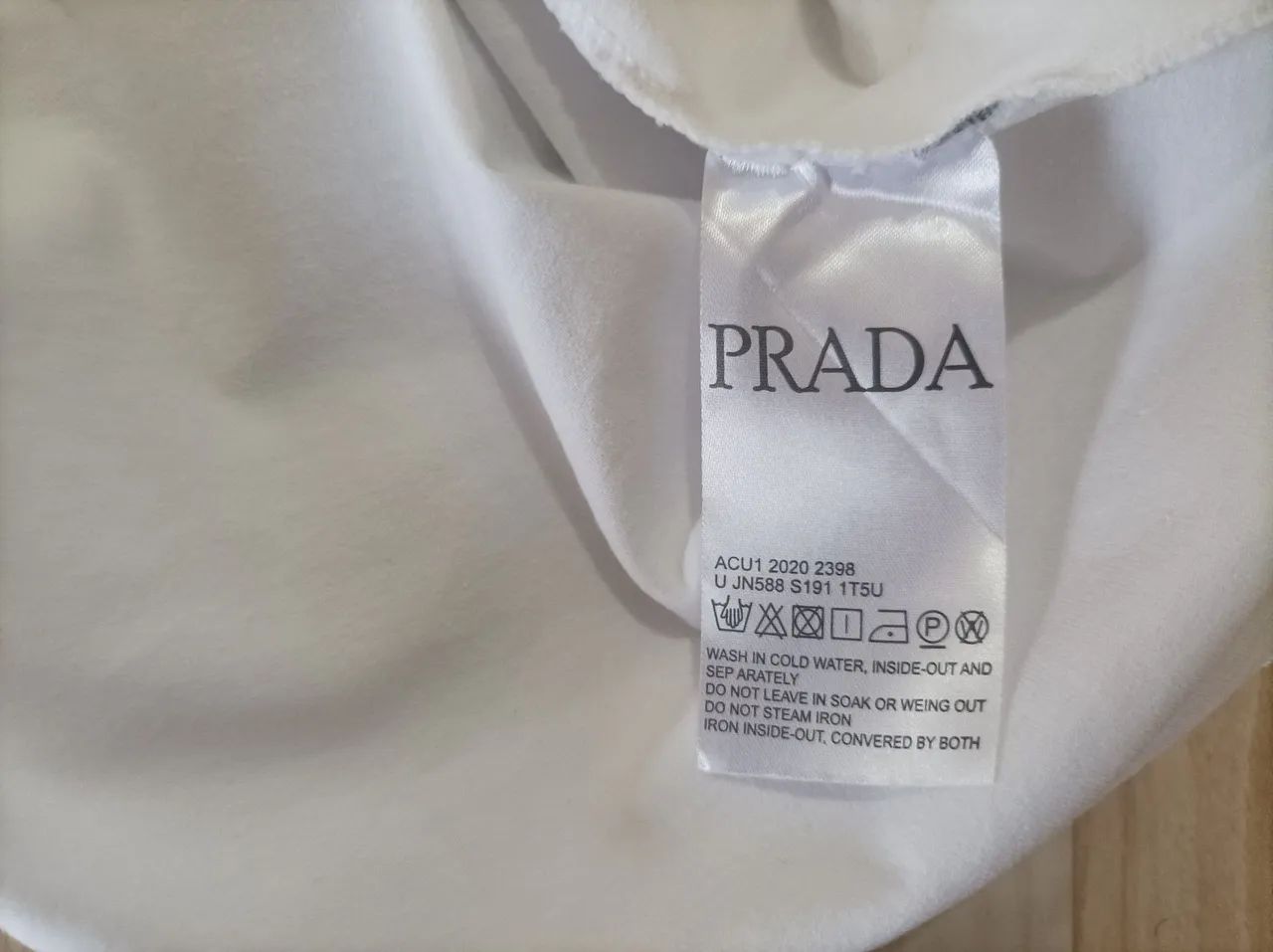 Camiseta Prada Branca com Estampa - Foto 4