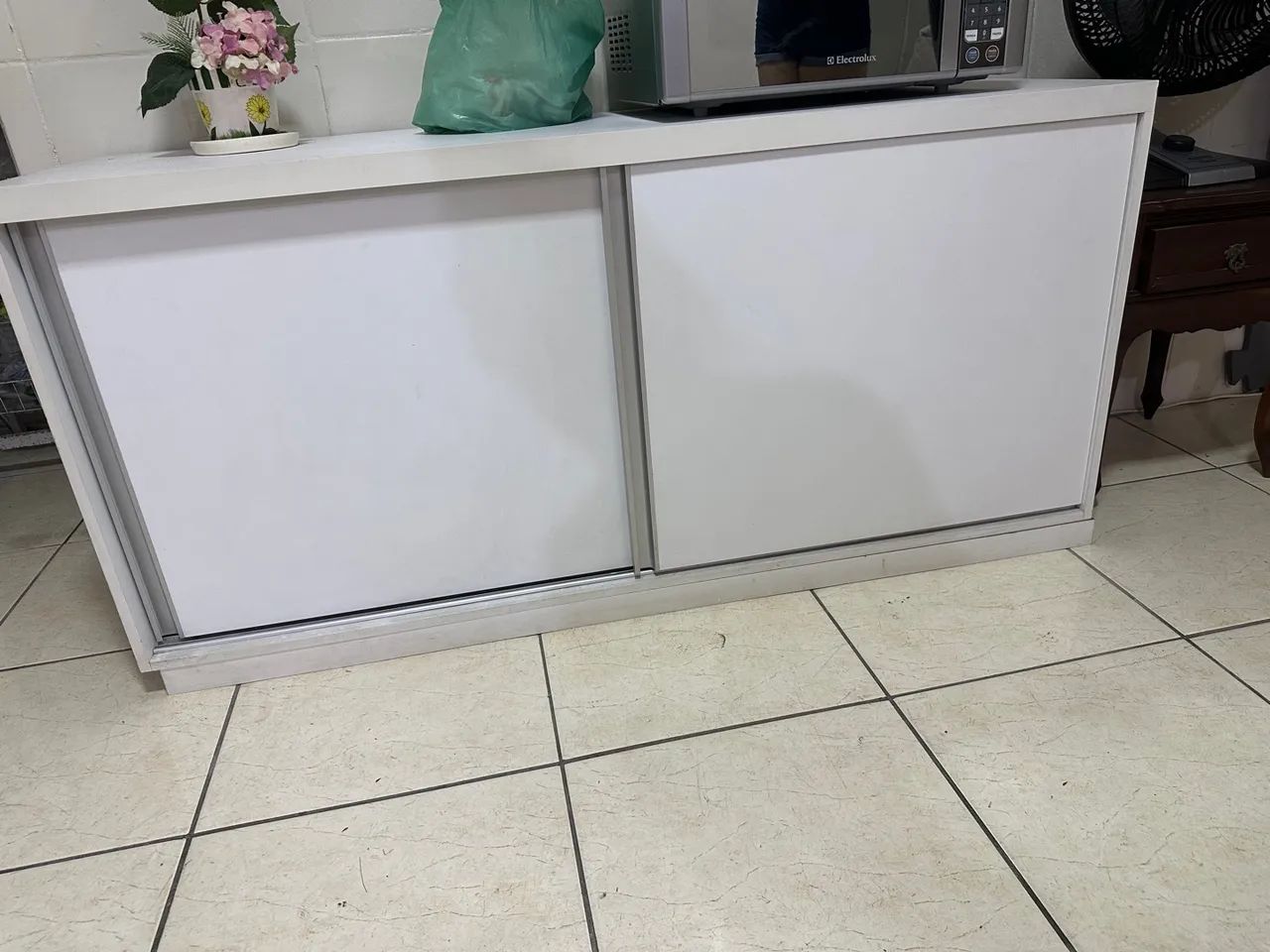 Armário branco com duas portas de correr