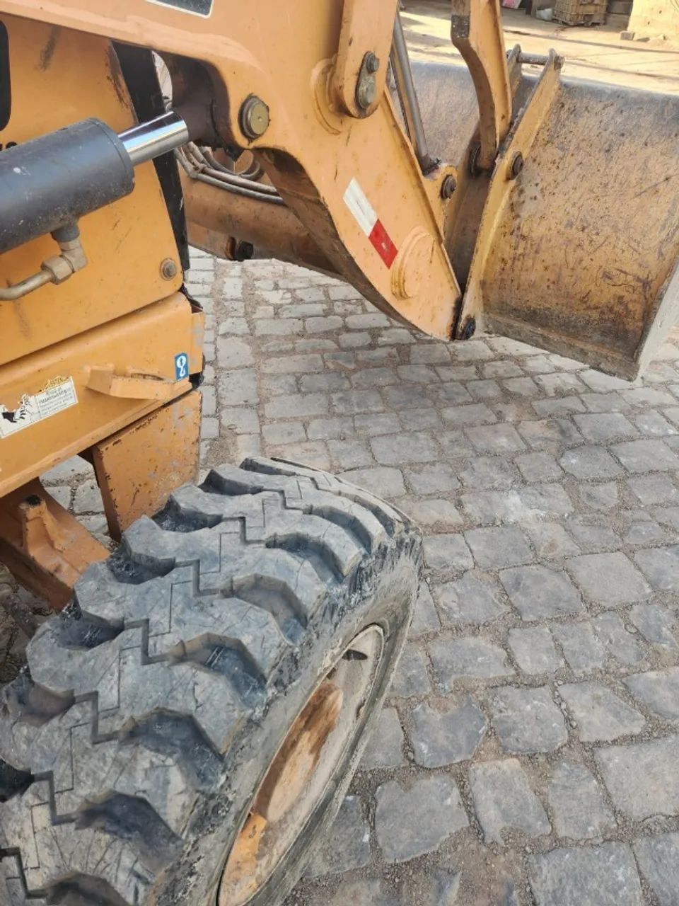 Retroescavadeira Case 580N gabinada - ano 2013 - 4x4  - Foto 10