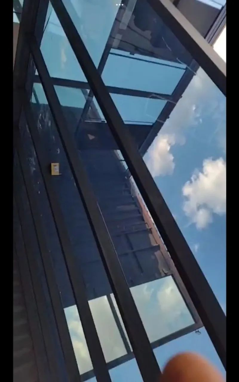 Pergolado com policarbonato compacto feito sob medida  - Foto 3