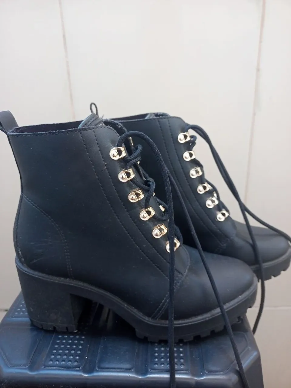 Bota feminina preta com detalhes dourados