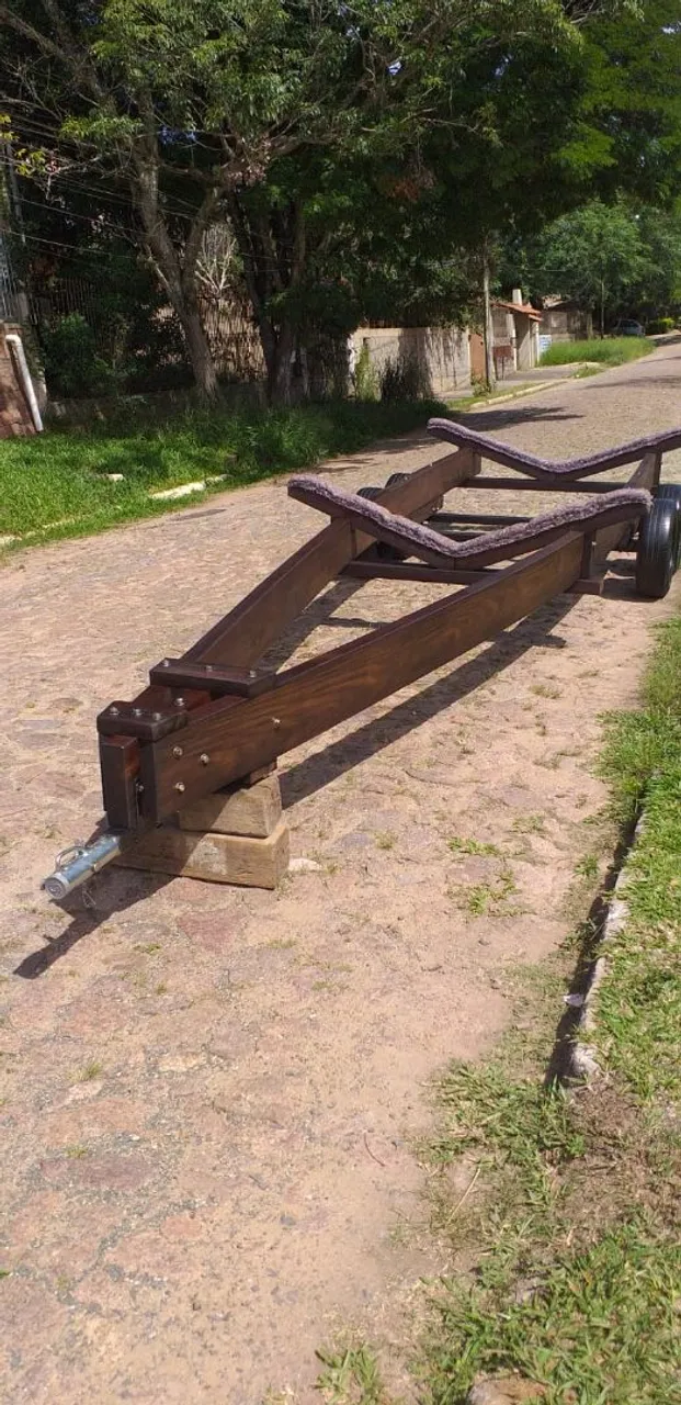 Carreta de encalhe para lanchas