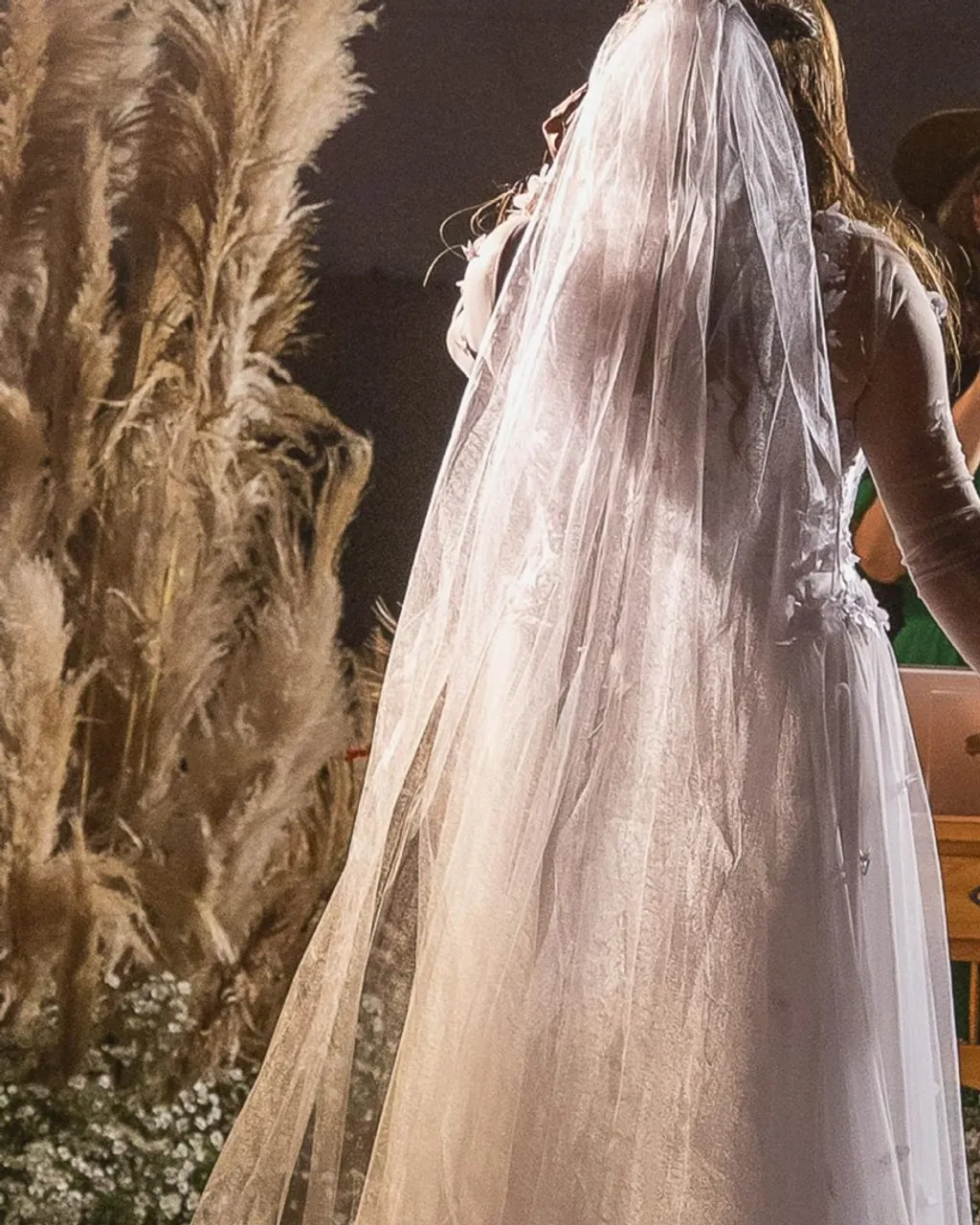 Vestido de noiva com véu e fenda