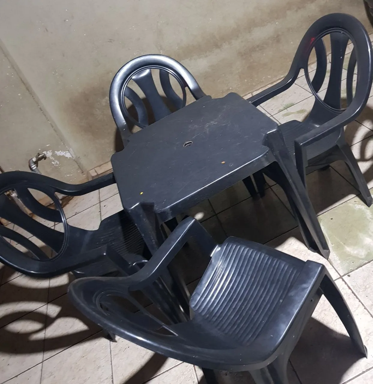 Conjunto de mesa e cadeiras de plástico