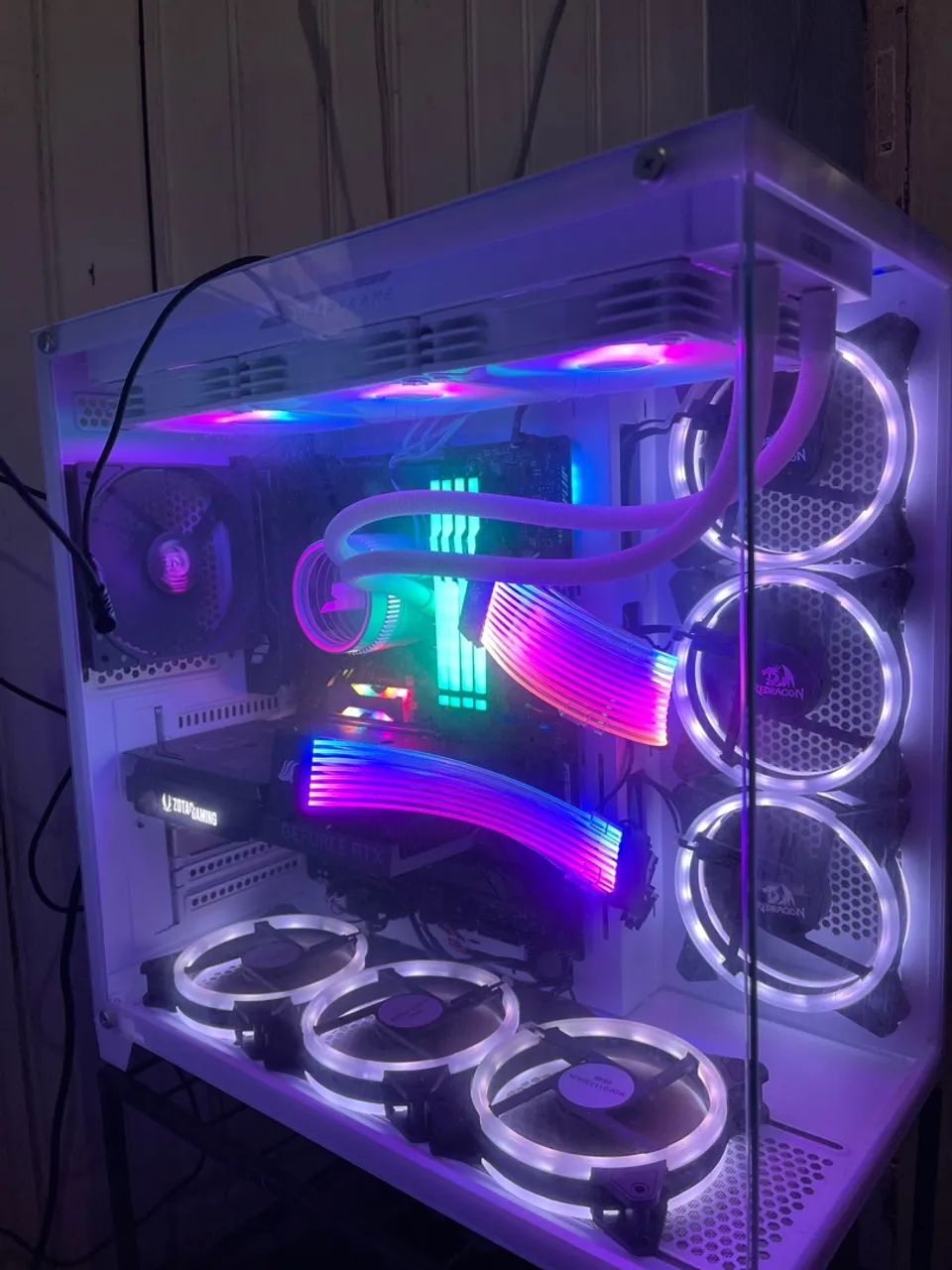 PC Gamer com iluminação
