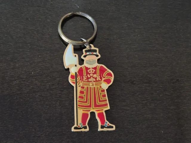 2 Souvenir Vintage Londres. Pin Bandeira + Chaveiro Guarda - Foto 5