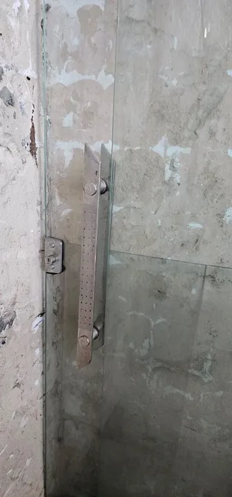 Espelhos e porta de vidro