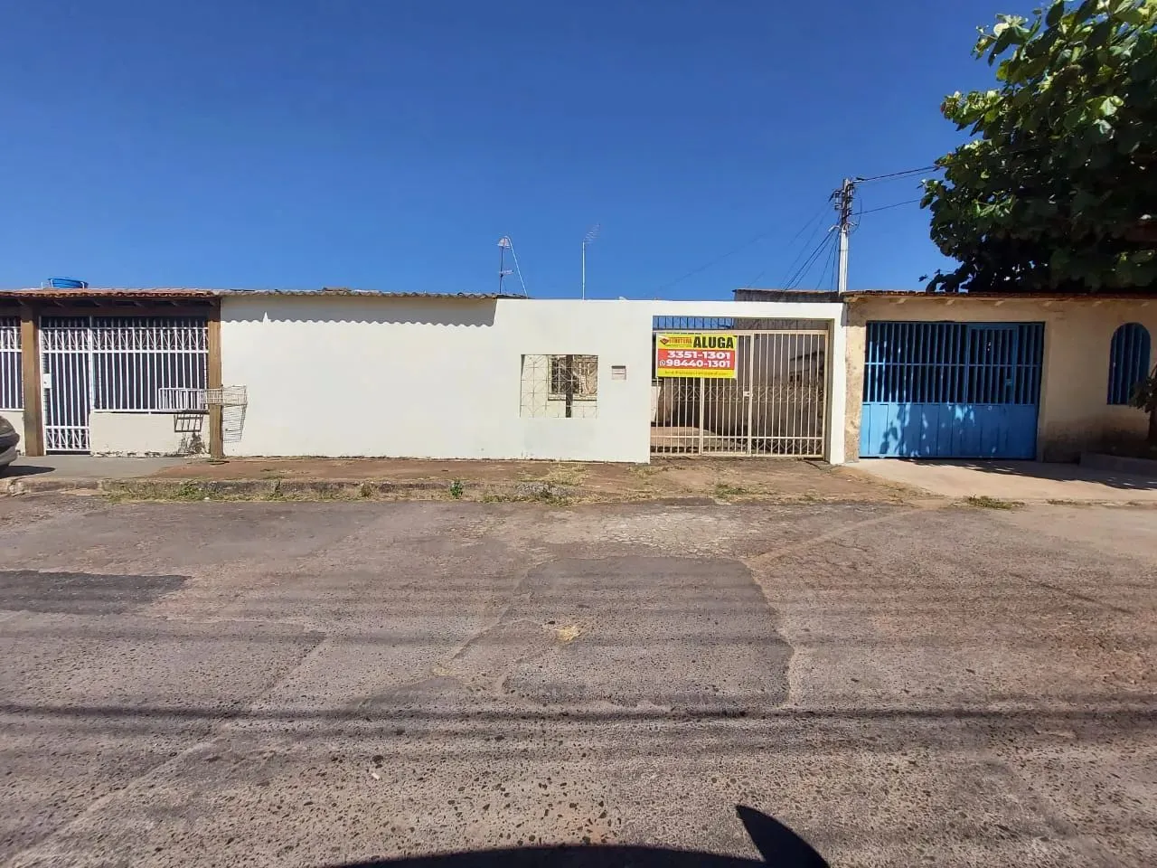 QNM 36 Casa Fundos, 1Qt, próximo JK Shopping, parada de ônibus e comércios