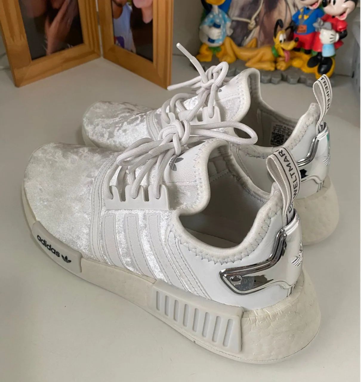 tênis feminino adidas nmd r1 branco em veludo - Foto 4