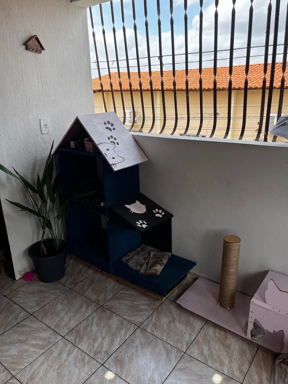 Casa para gato com arranhador