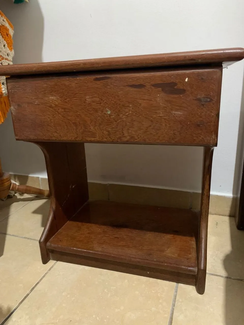 Mesa de apoio em madeira maciça