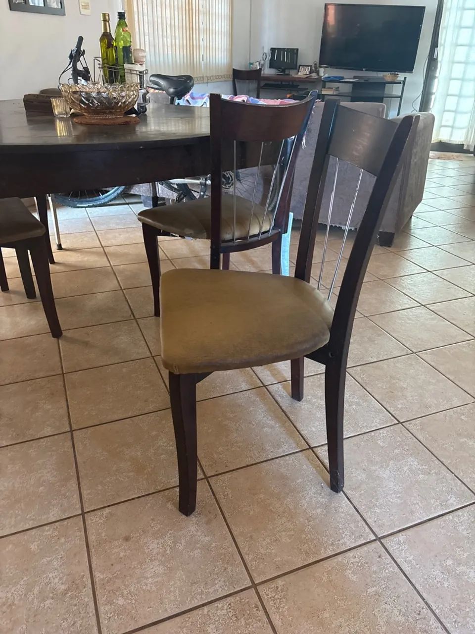 Mesa de jantar feita de madeira  - Foto 4