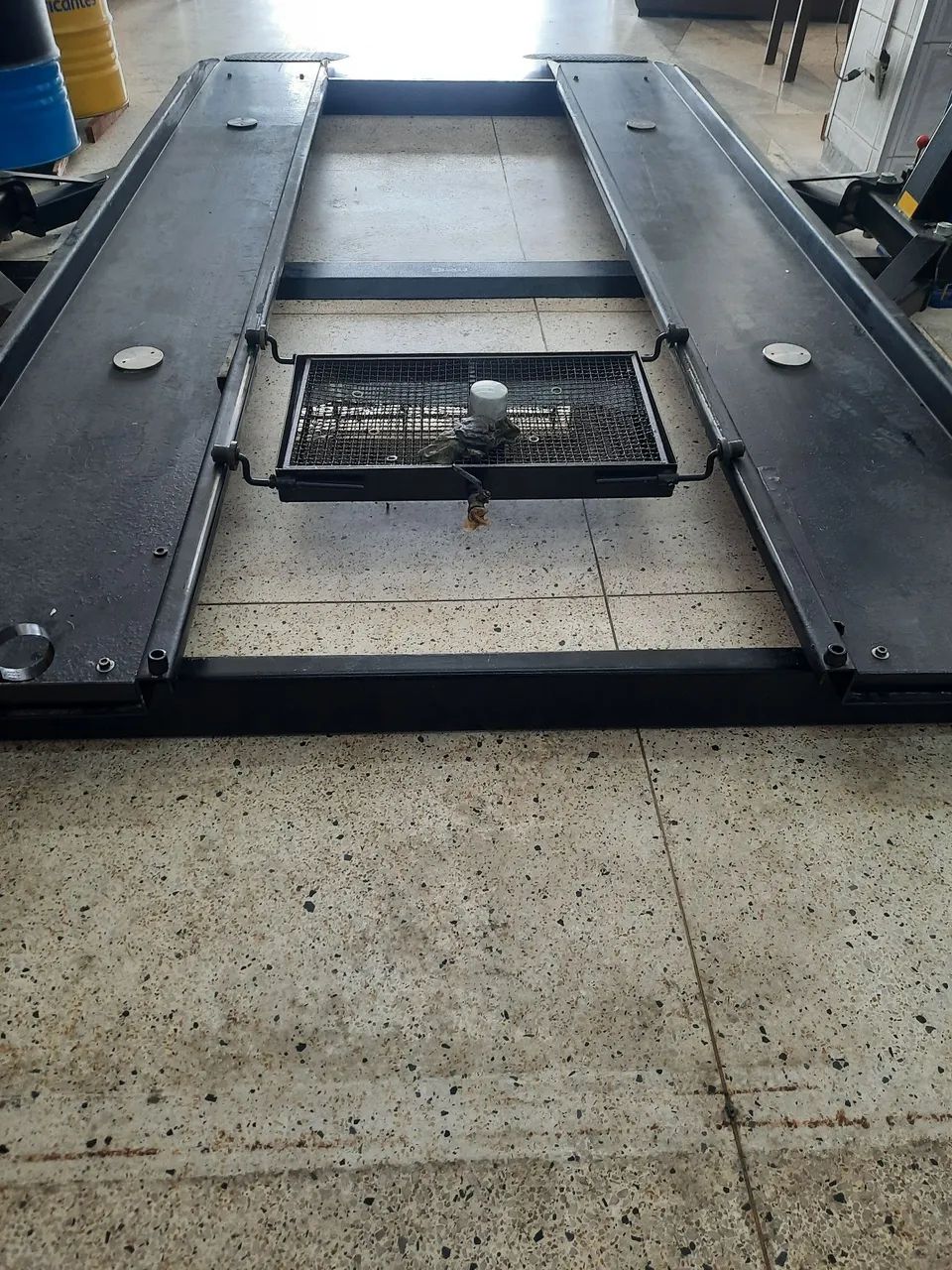 Elevador Elétrico Hidraulico 2800k ?prancha de 4mts com bandeja  - Foto 2
