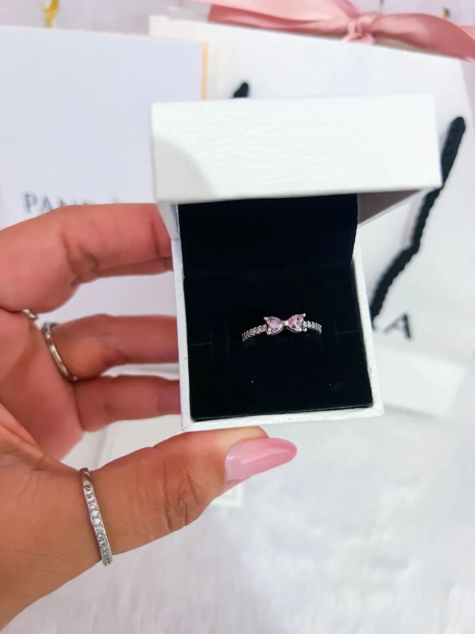 Anel Pandora laço brilhante rosa 