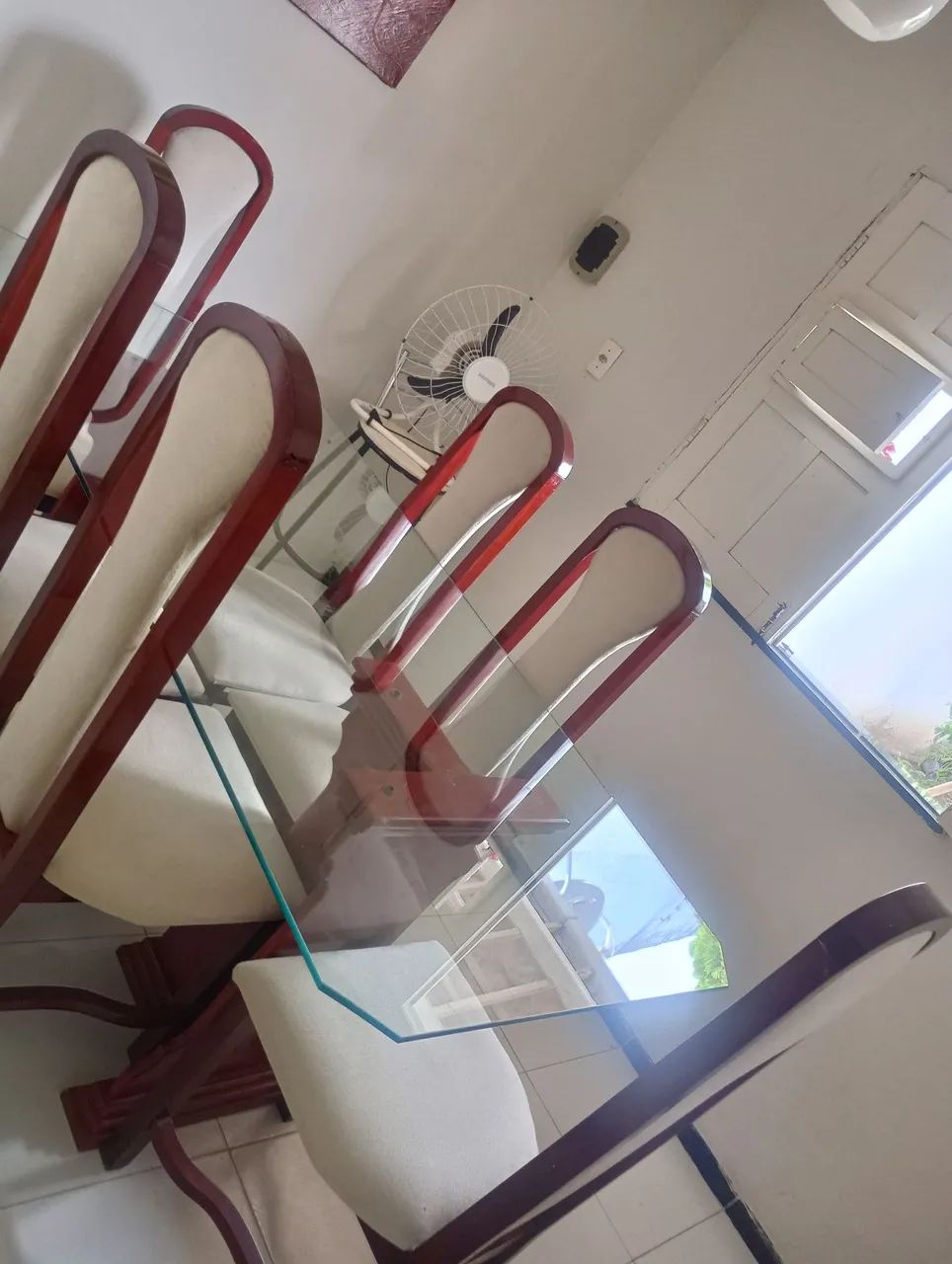 Mesa com seis cadeiras bem conservada 