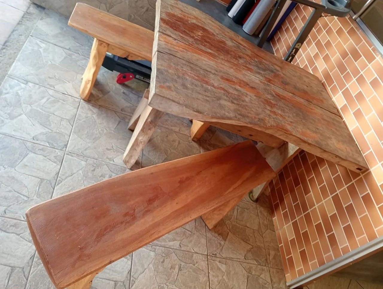 MESA RÚSTICA SEMI-NOVA. $950,00 ZAP * - Foto 2