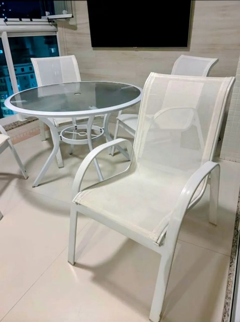 Conjunto de mesa e 3 cadeiras