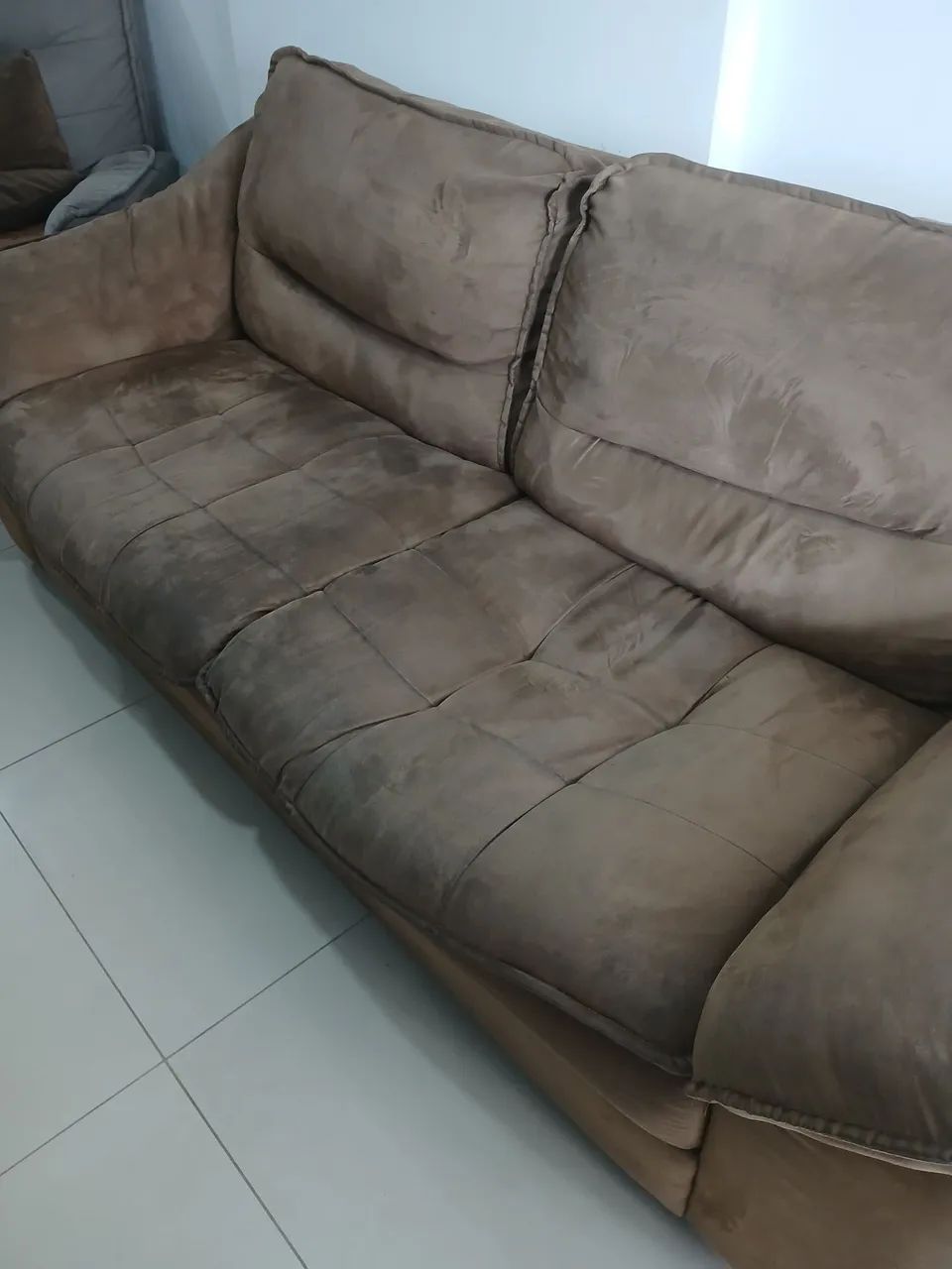 Sofá três lugares, conservado, modelo bonito, ótimo preço!