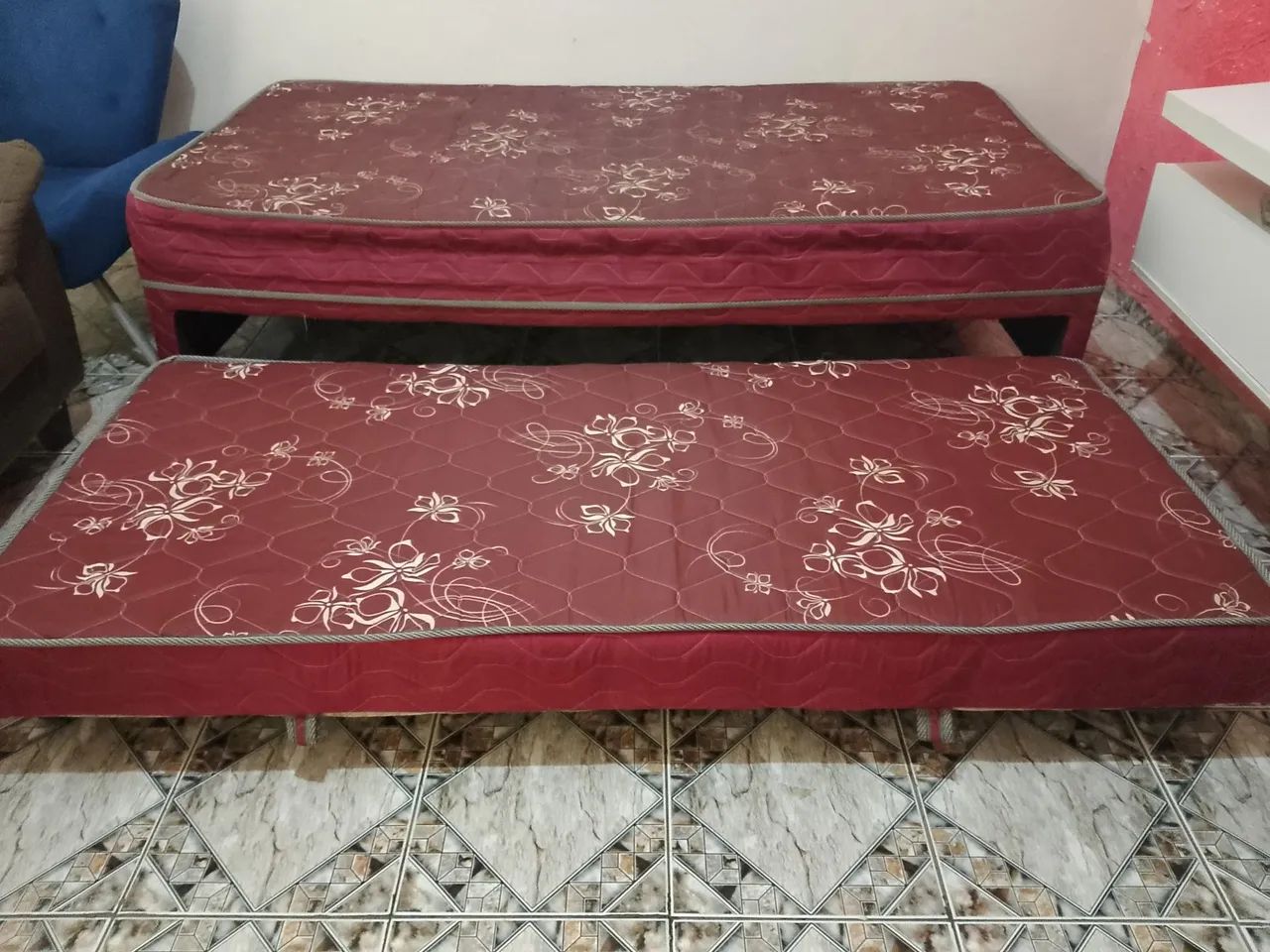 Vendo uma bicama de solteiro semi nova 