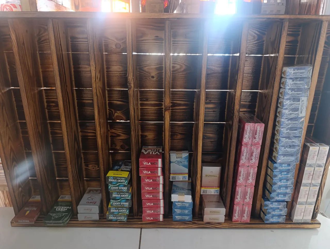 Expositor de cigarro rústico 