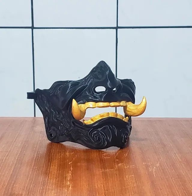 MÁSCARA SAMURAI ONI - PRETO E DOURADO