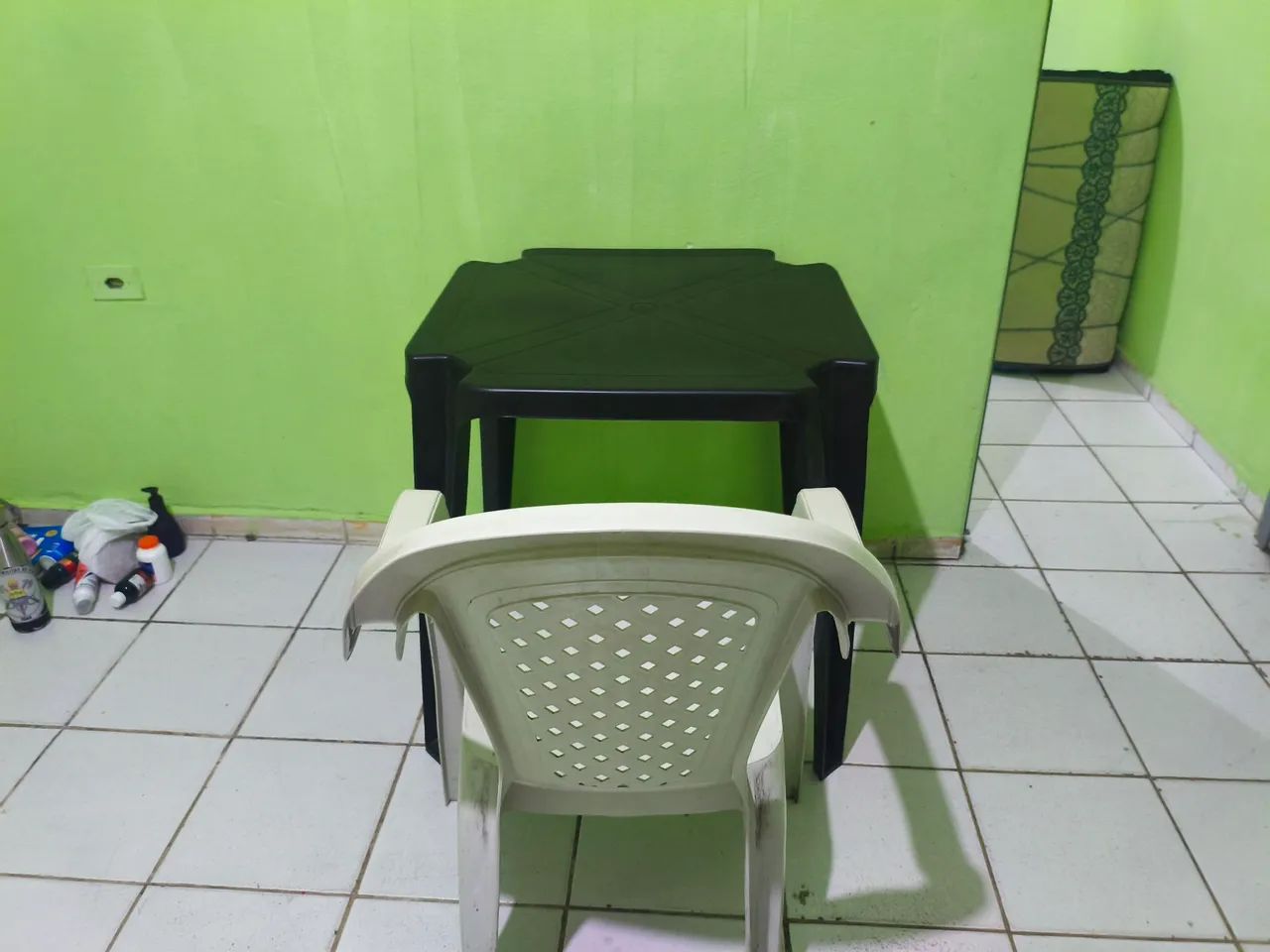 Mesa de plástico com uma cadeira 