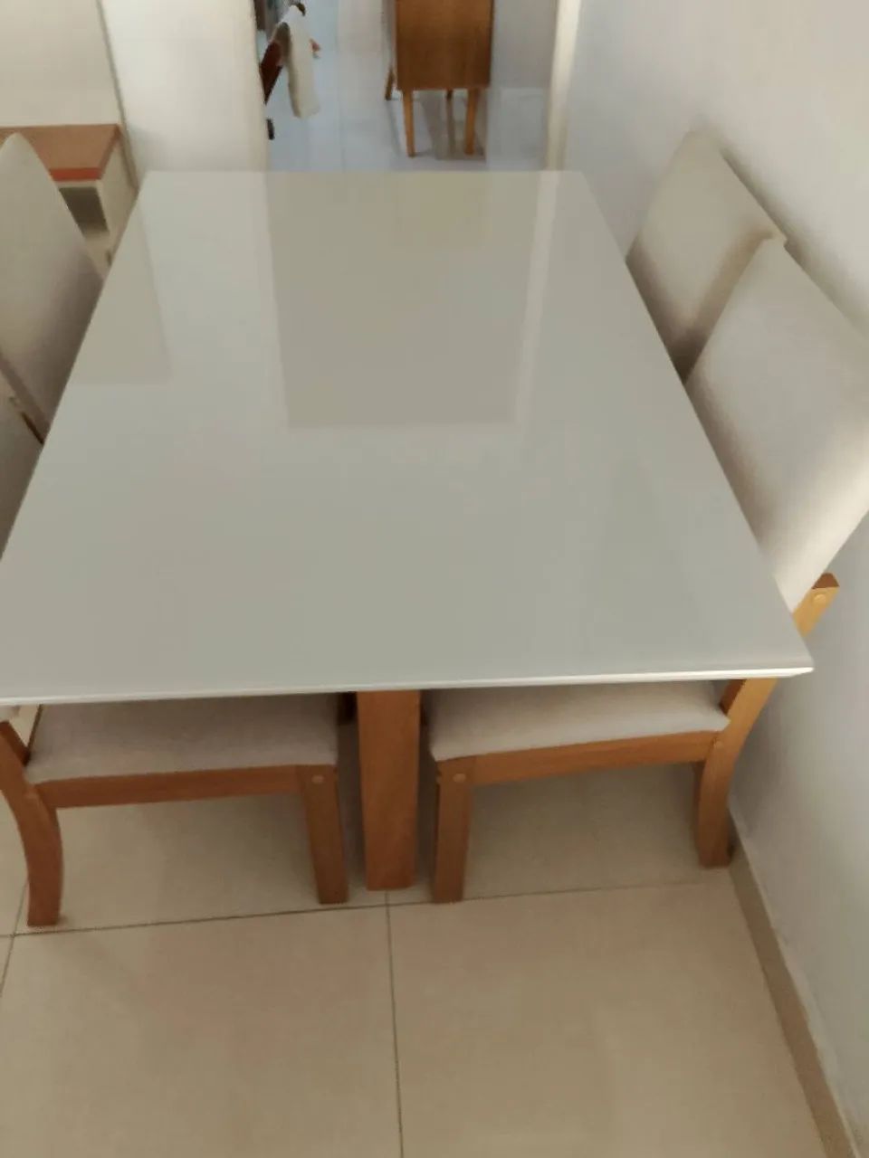 mesa madeira em MDF com 4 cadeiras estofadas  e tampo de vidro na cor off-white  - Foto 5