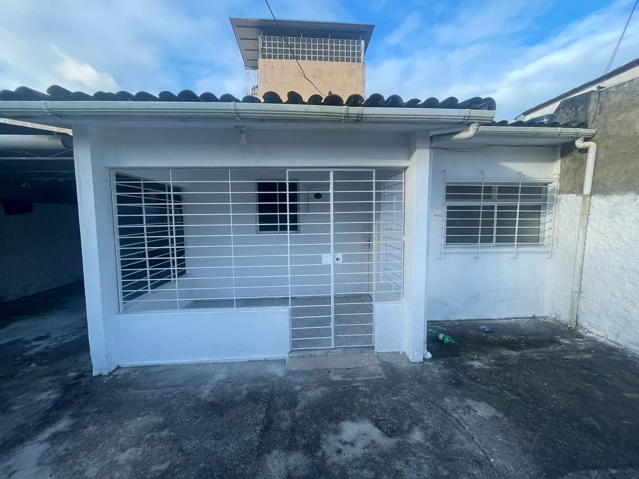 ? Casa ampla com quintal enorme e terraço gradeado - Foto 2