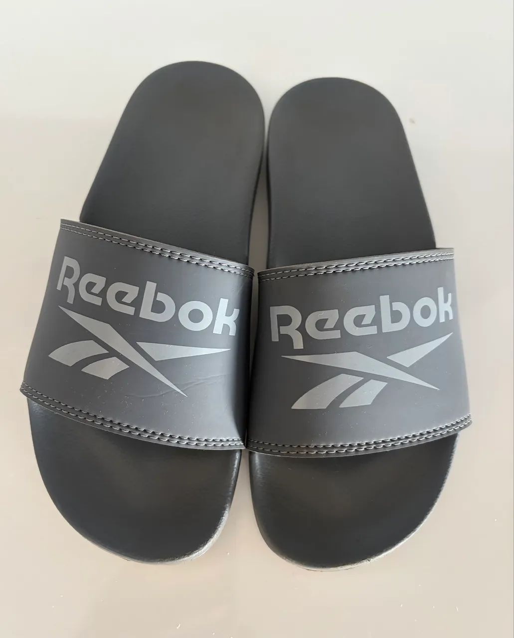 Chinelo Reebok -cinza 