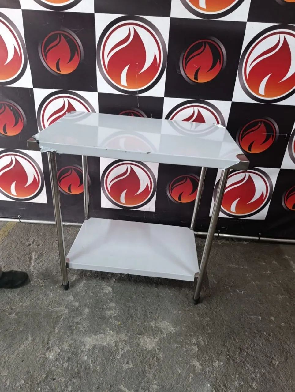 Mesa lisa com prateleira inferior nova sem uso  - Foto 3